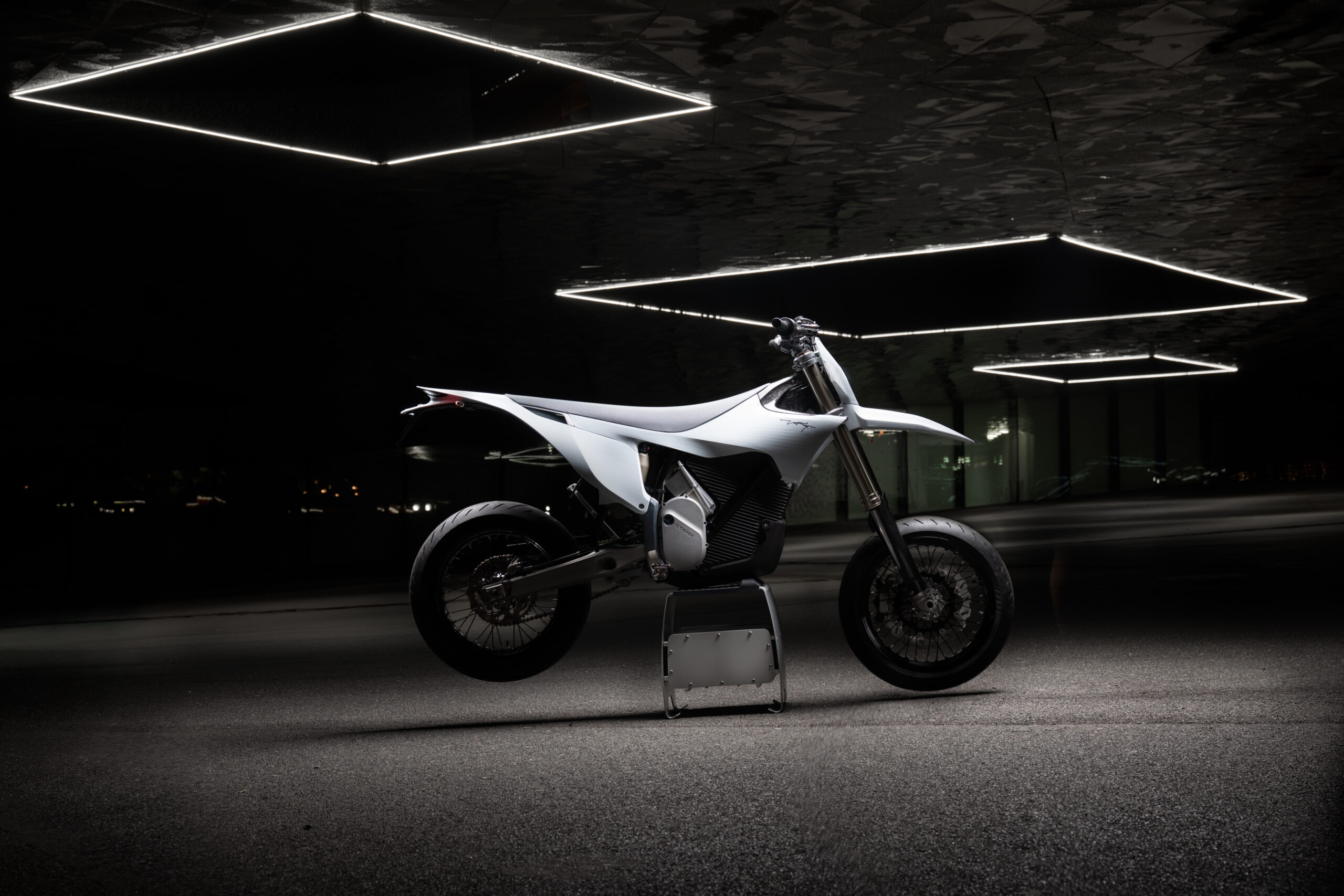 Stark VARG SM - Studio Bild - 20 Suspension