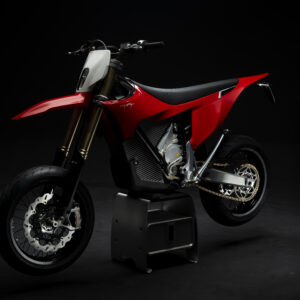 Stark Varg SM - Studio Bild Rotes Bike auf Ladeständer - 20 Suspension