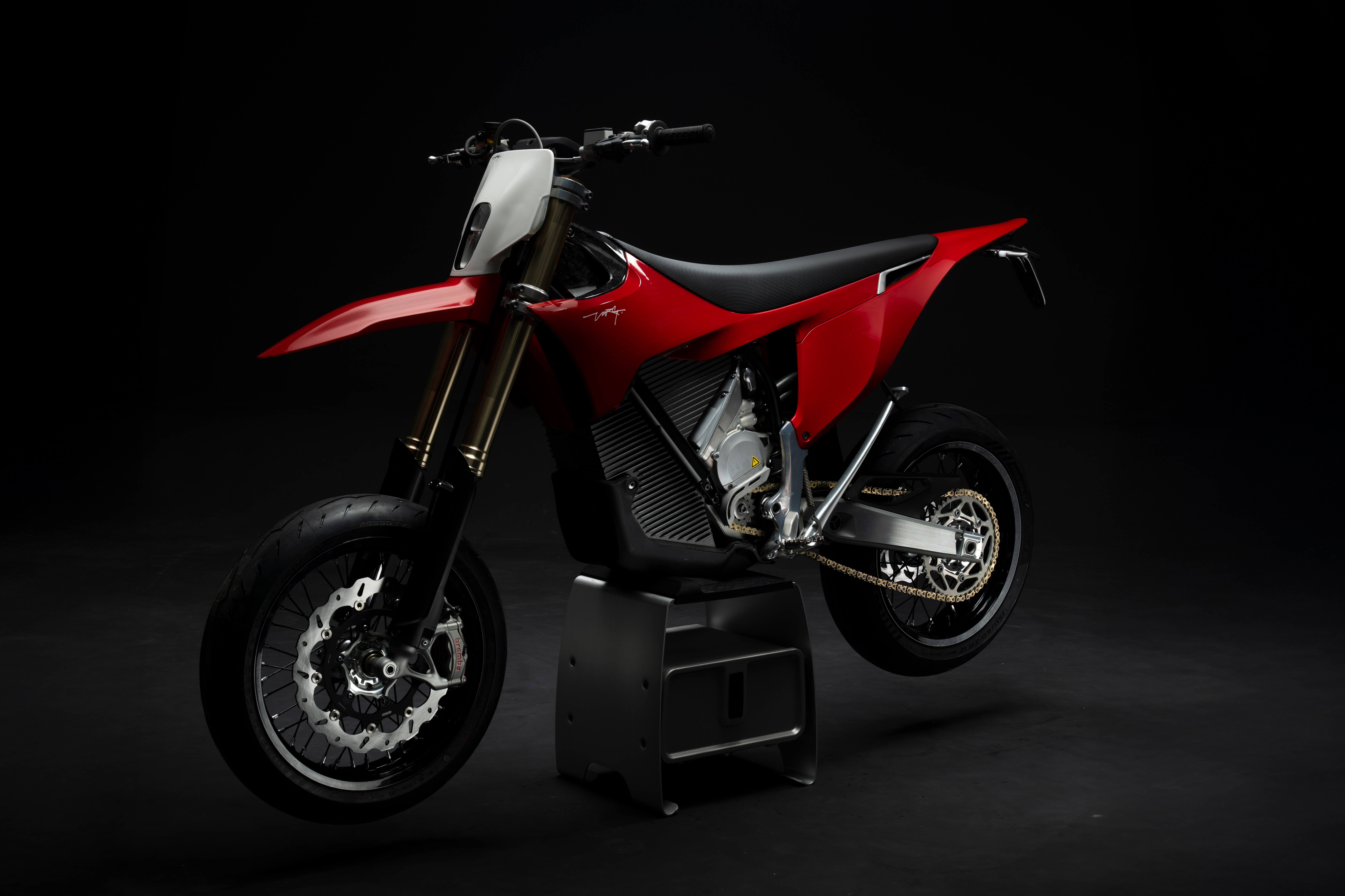 Stark Varg SM - Studio Bild Rotes Bike auf Ladeständer - 20 Suspension